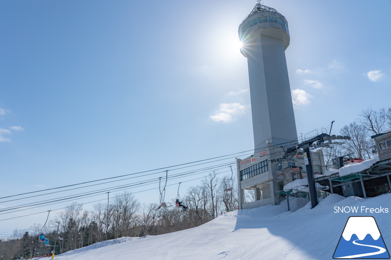 旭川サンタプレゼントパーク・マロースゲレンデ｜旭川市の街並みの向こうに北海道最高峰「旭岳」を望む大パノラマ。旭川市民御用達の絶景ゲレンデへ！